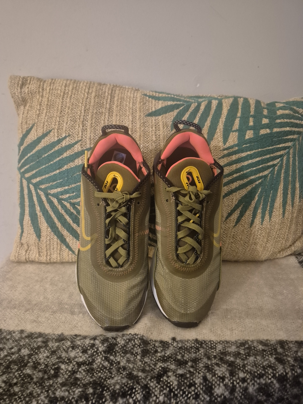 NIKE AIR MAX 2090 OLIVE FLAK RUNNING SHOES WOMEN'S SIZE 6.5 DC1875-300